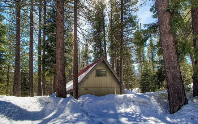 Cozy Cabin 4 Bedroom Home by RedAwning