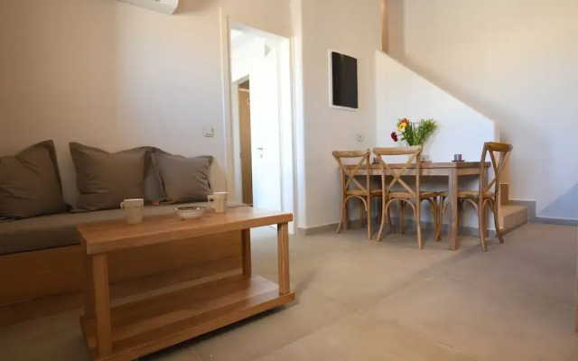 Santorini - Villa - Sleeps 4 - Pool - Parking