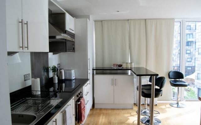 1 Bedroom Flat With Balcony Near Canary Wharf