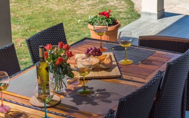 Beautiful Stone House with Large Garden And Private Pool