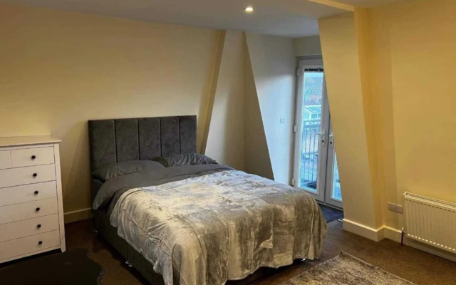 Cosy 3 Bedroom Apartment Next to the Emirates