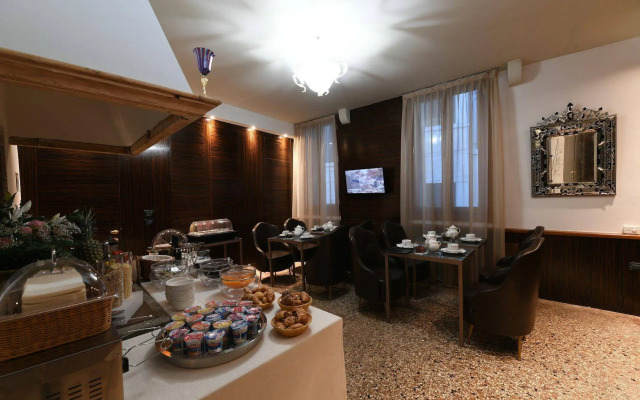Locanda Leon Bianco on the Grand Canal