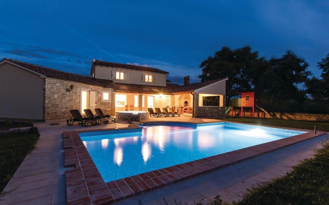 Stunning Home in Valtura With Jacuzzi, Wifi and 4 Bedrooms