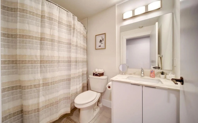 Stylish Modern Condo w Parking Location Coffee