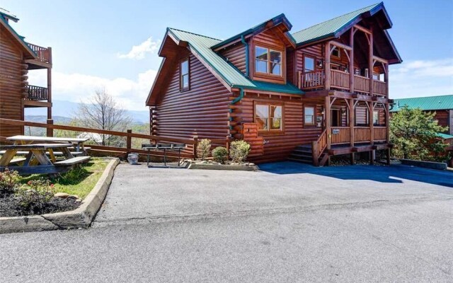 Mountaintop Lodge - Eight Bedroom Cabin