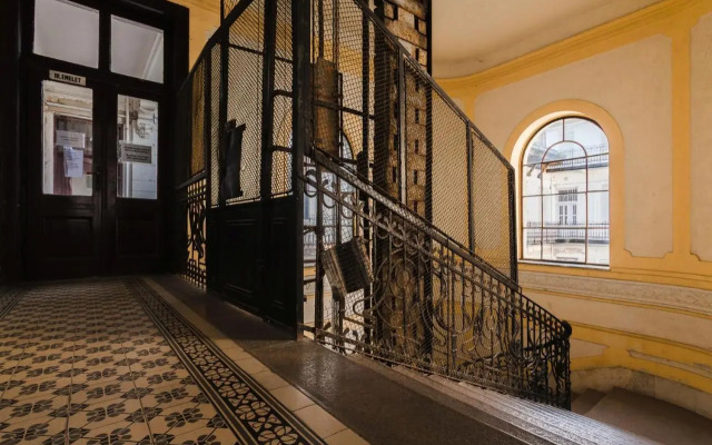Cozy Loft at Opera