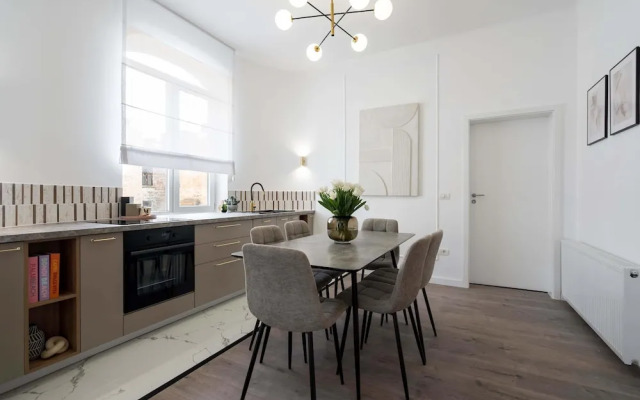 Gorgeous & Bright 2BR Condos - Steps From Old Town