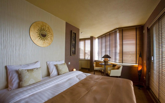 Carlton Oasis Hotel