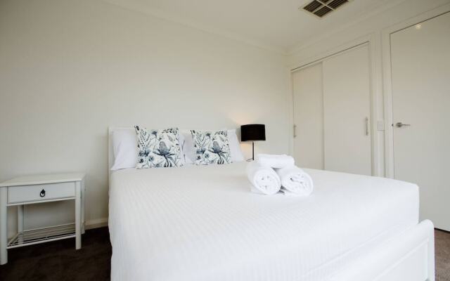 Superb Luxe 5BR House@point Cook Near Lake