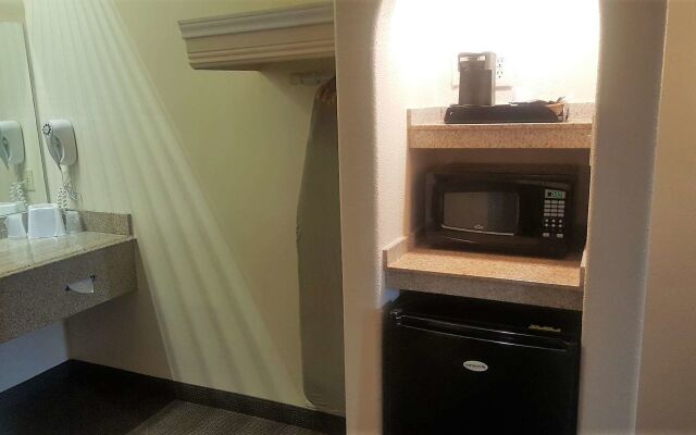 Red Roof Inn & Suites Houston - Humble/IAH Airport