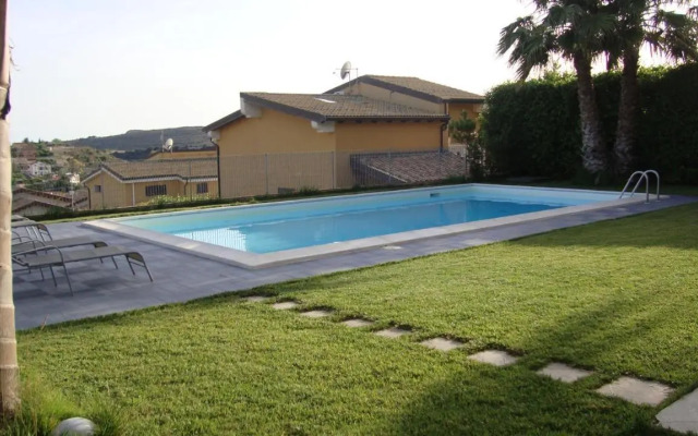 appartamento in moderna villa con piscina