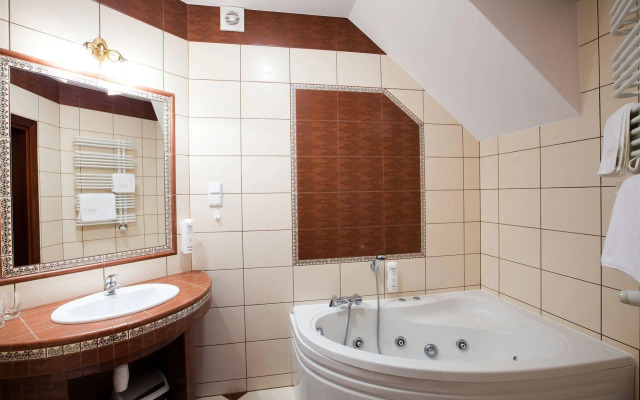 Hotel Dworek Tryumf Dąbrowscy Spółka Jawna
