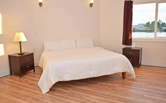 Longliner Lodge and Suites