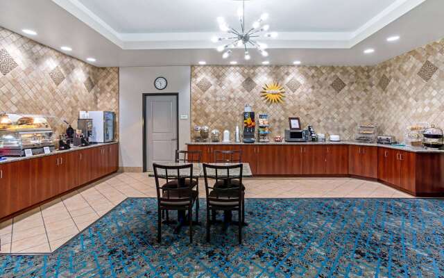 La Quinta Inn & Suites by Wyndham Denver Gateway Park