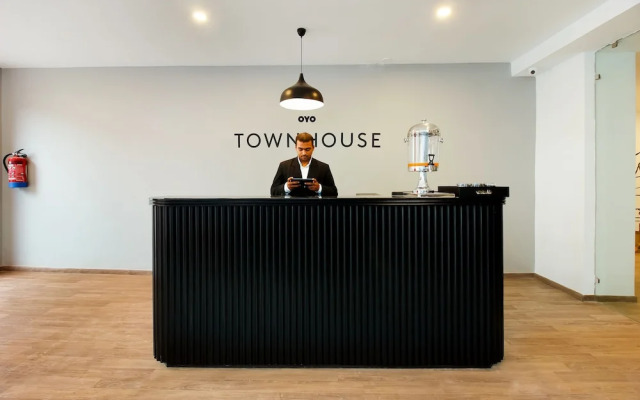 Oyo Townhouse 151 H Square