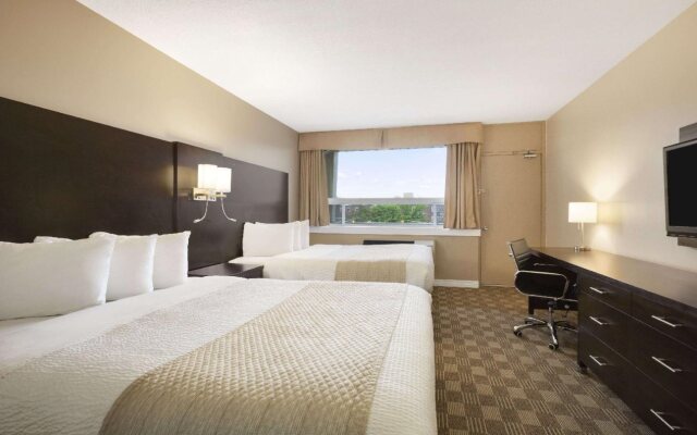 Days Inn & Suites North Bay