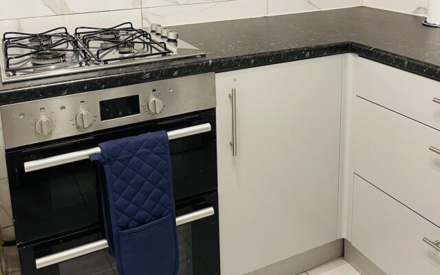 Walk to Lcy Airport/ Excel /dlr 1Br Flat