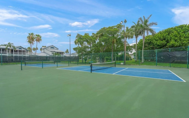 Siesta Bayside Pretty Fountain View