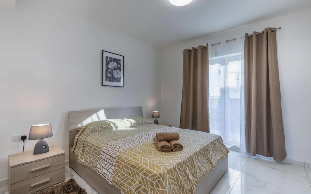 STYLISH 2-Bedroom Penthouses - Terrace with Views