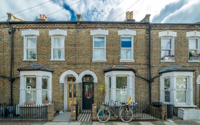 Altido Homely 4-Bed House W/ Terrace In Wandsworth