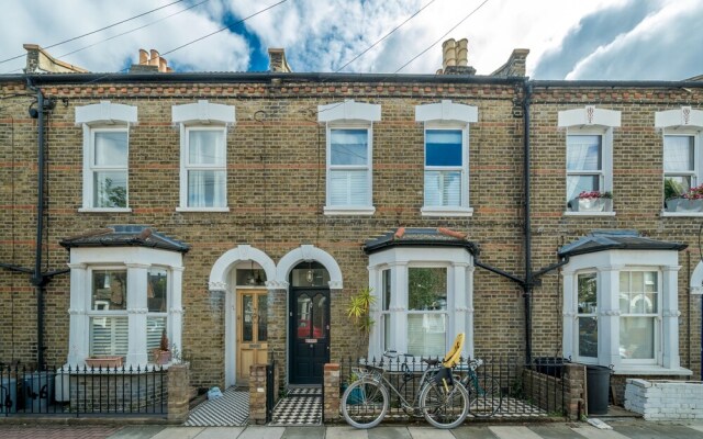 Altido Homely 4-Bed House W/ Terrace In Wandsworth