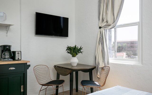 Beautiful Studio Near Hollywood! Sleeps 2!