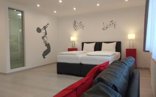 Broadway Center Rooftop View Apartment