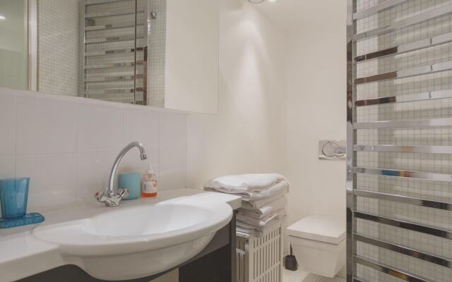 Apartment with One Bedroom in Paris, with Wifi