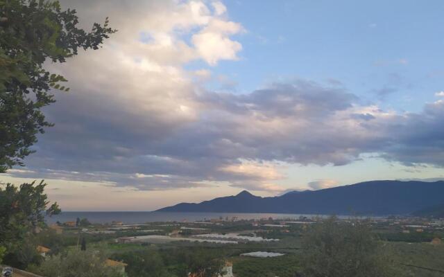 Red Rock and View Leonidio maisonette studio
