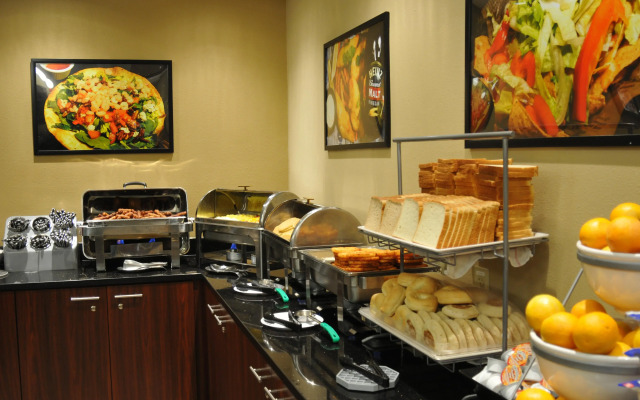 Clarion Suites Maingate