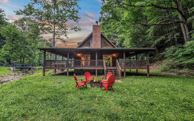 Willow Creek 2 Bedroom Cabin by RedAwning