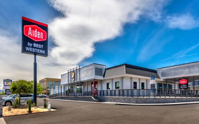 Super 8 by Wyndham Meadow Wood Courtyard