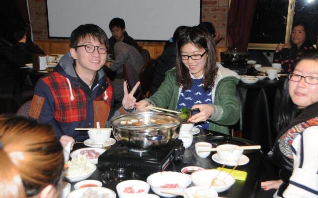 Snow Gate Motel and Apartments