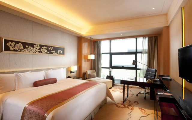 Hilton Guangzhou Baiyun - Free Shuttle for Canton Fair Period, Close to Luhu Golf Club & Leather Market