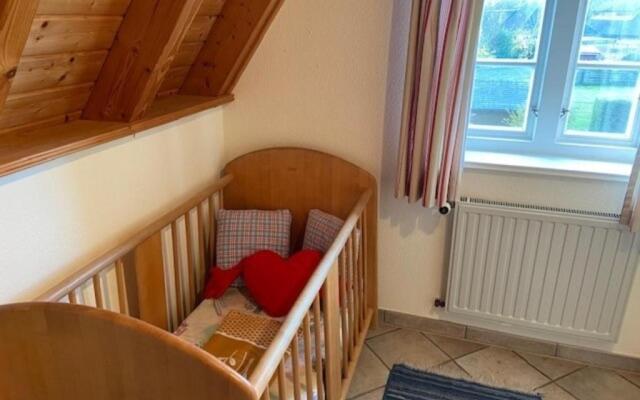 Strandstraße 28, Haushälfte links