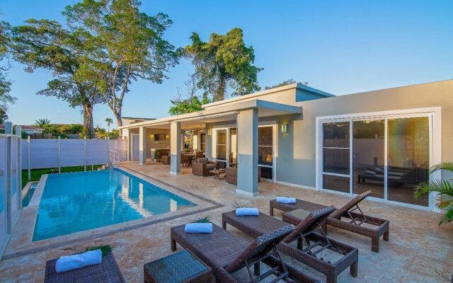 Magnificent Mid-century Mini Mansion