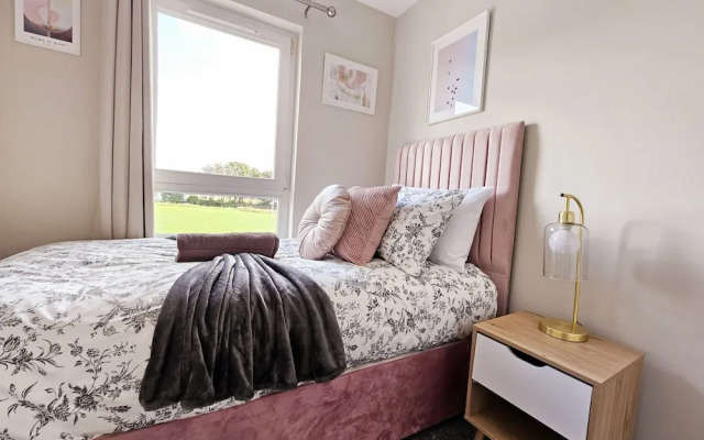 Modern 5 Bed Townhouse with Free Parking