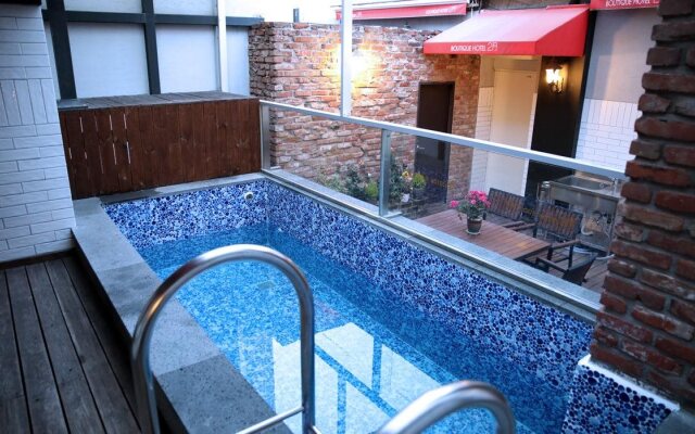 Hotel February Suseong