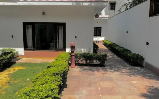 R Cottage Studio Apartments