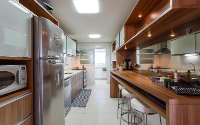 Apartamento com 4 suítes pé na areia