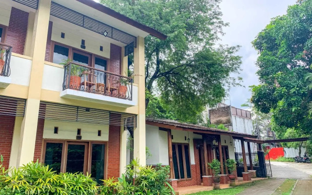 OYO 261 Sasono Putro Residence