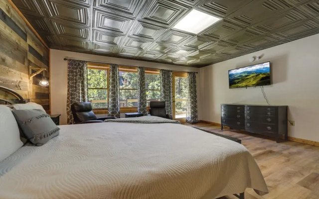 Pet-friendly Gatlinburg Retreat w/ Community Perks