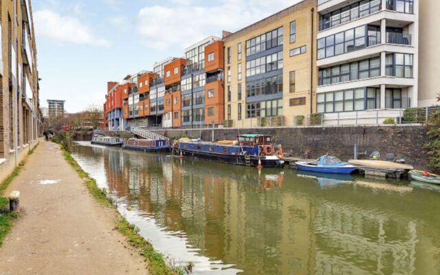 Canary Gateway, Canary Wharf