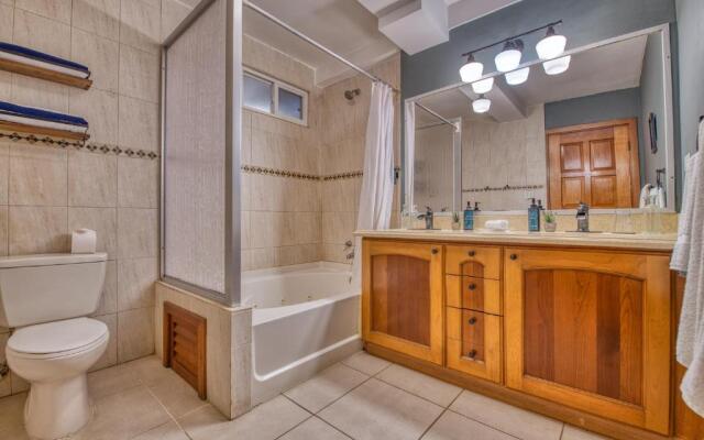 Tropical Suites Hotel