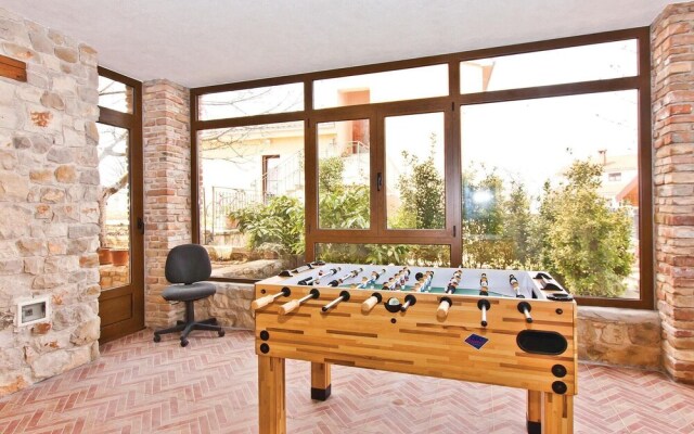 Awesome Home in Visnjan with Hot Tub, Sauna & WiFi