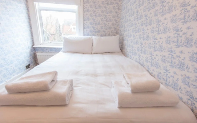 Spacious 2 Bedroom Flat in Queens Park - Sleeps 6