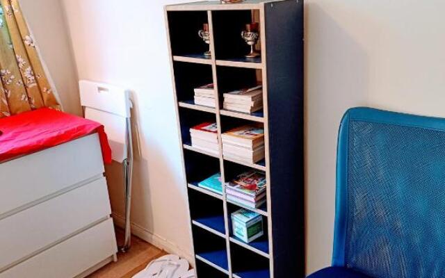London Double Room with free parking and wifi