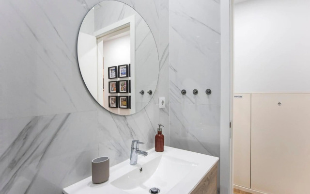 Elegant & Bright Flat by LovelyStay