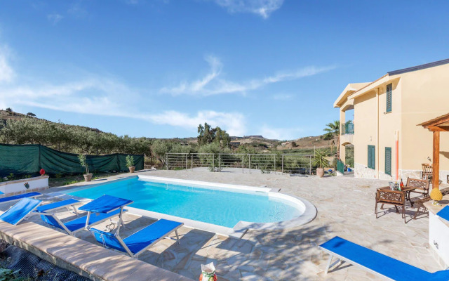 Attractive Apartment in Realmonte with Shared Swimming Pool