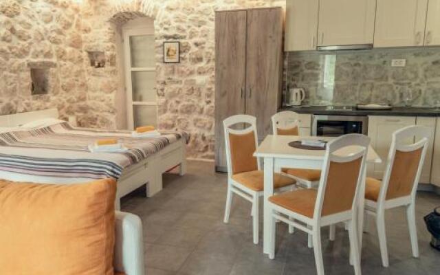 Sunny Port Apartment & Rooms
